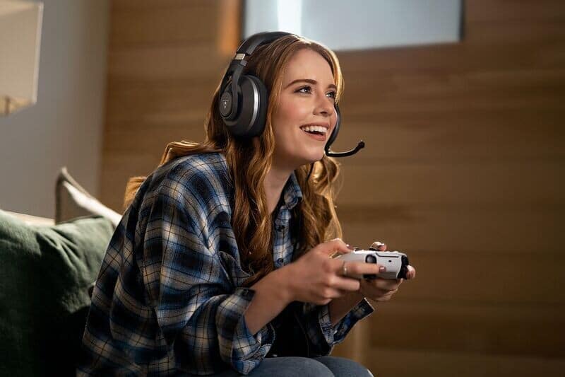 Turtle Beach Recon 500 Wired Black Lifestyle Image